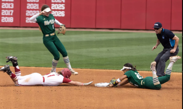 La puertorriqueña Kathy García Soto hizo historia al convertirse en la primera jugadora de la Universidad del Sur de Florida en ganar un Guante de Oro Rawlings.